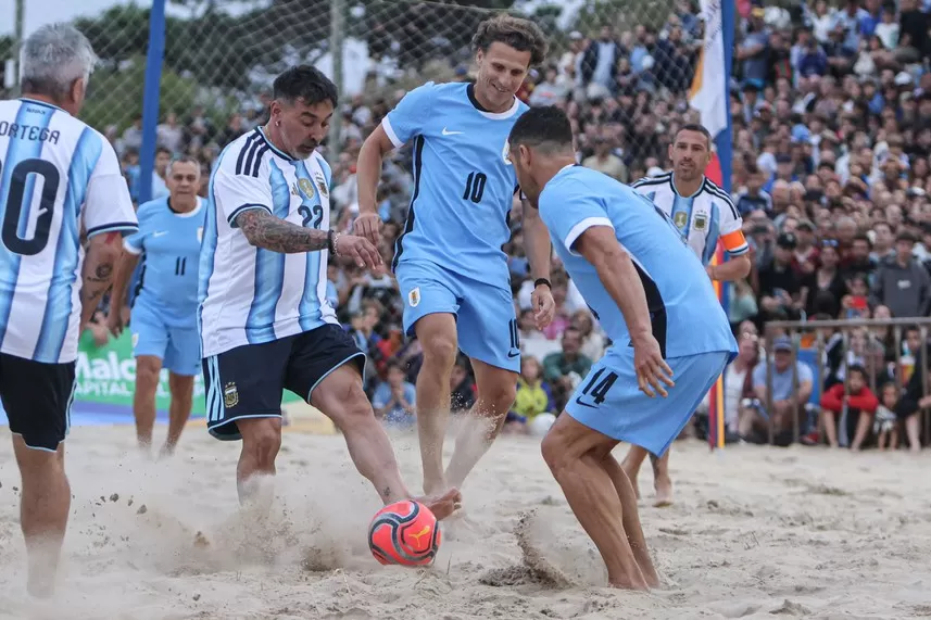 Imagen de Partido de leyendas: Uruguay derrotó por 5-2 a Argentina como local en Punta del Este