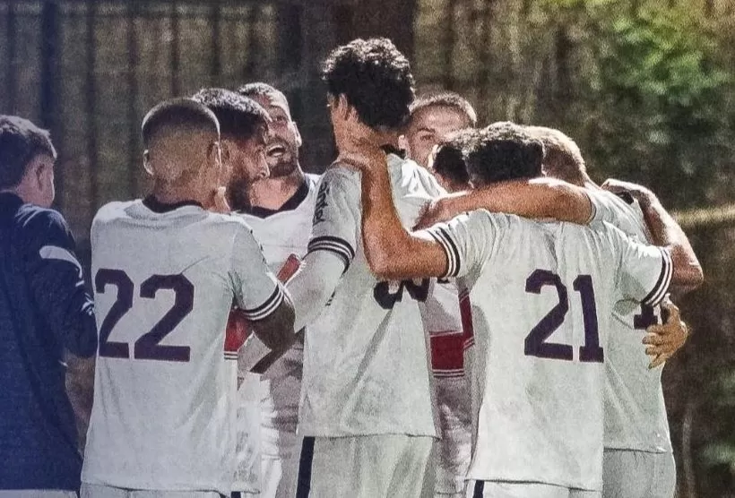 Imagen de Segunda División: Atenas le ganó a Central Español y puja por el segundo ascenso