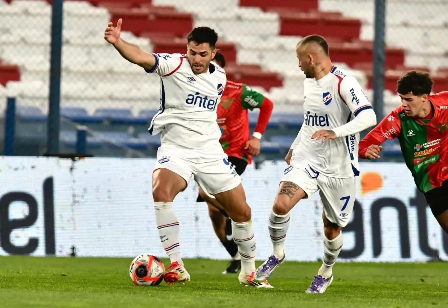 Imagen de Maxi Gómez está en duda para el cruce de Nacional ante Danubio por el Apertura: el posible once de Jorge Bava